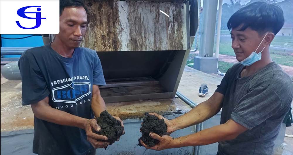 instalasi Sludge Thickener pada Wastewater Treatment Plant (WWTP) untuk pengolahan air sungai yang terkontaminasi oleh leachate